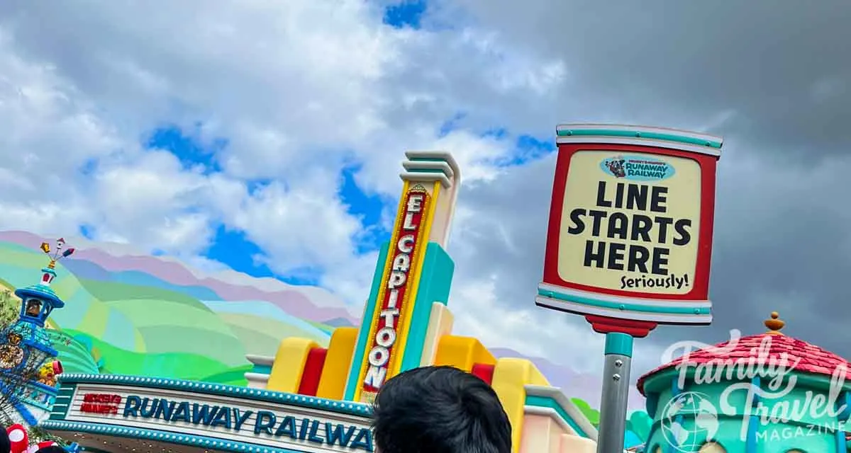 Entrada para a ferrovia Runaway de Mickey e Minnie com "A linha começa aqui" sinal