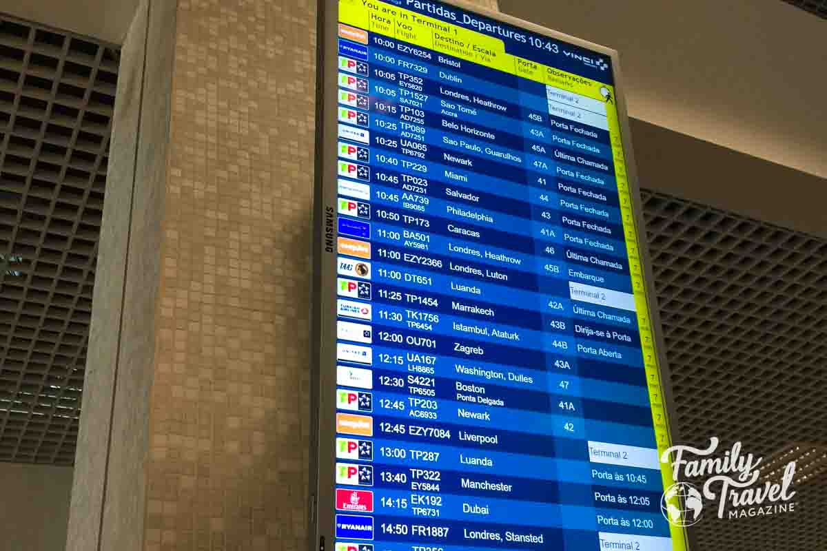 Flight departure board in Portuguese