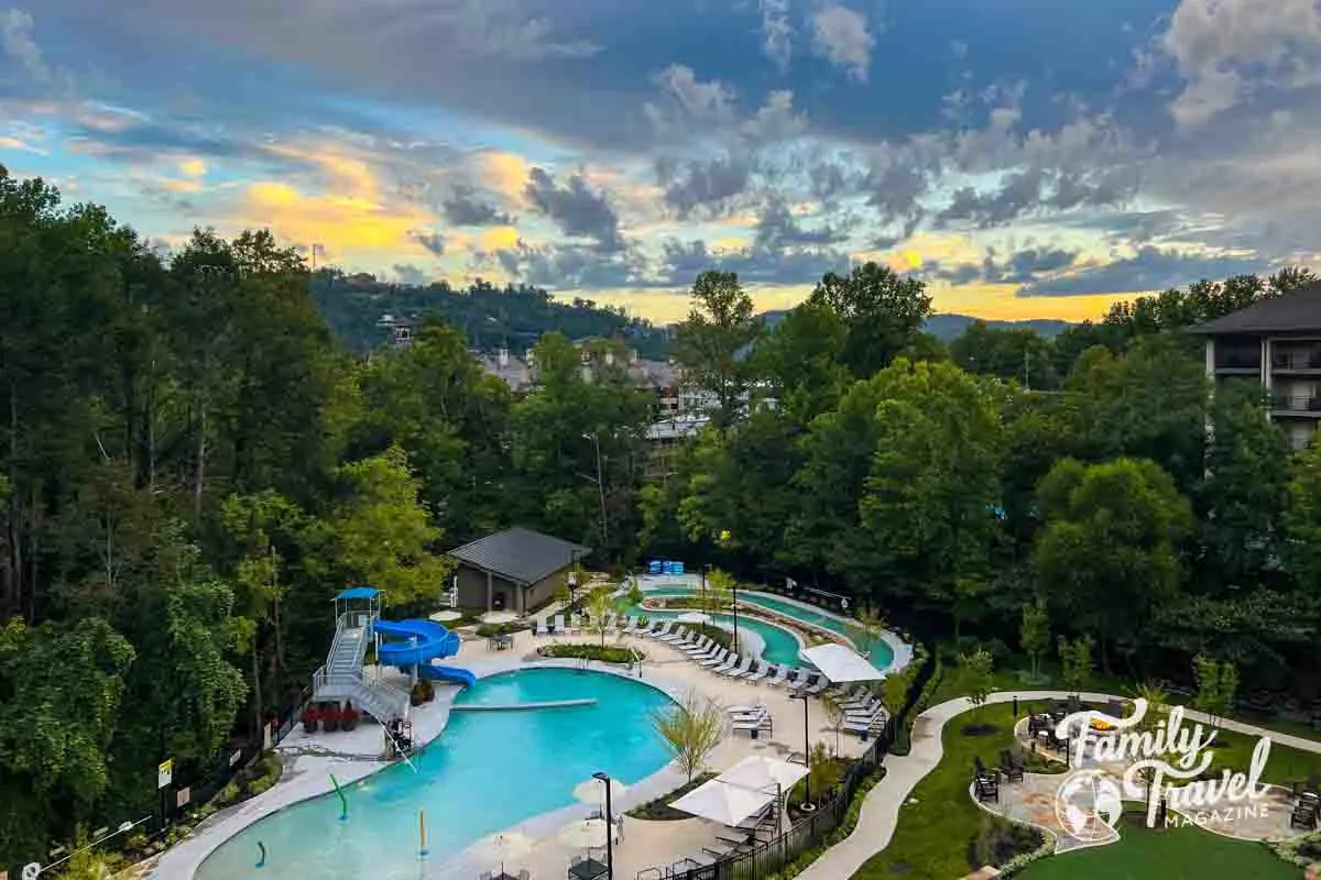 Pool area with lazy river in the Smokey Mountains